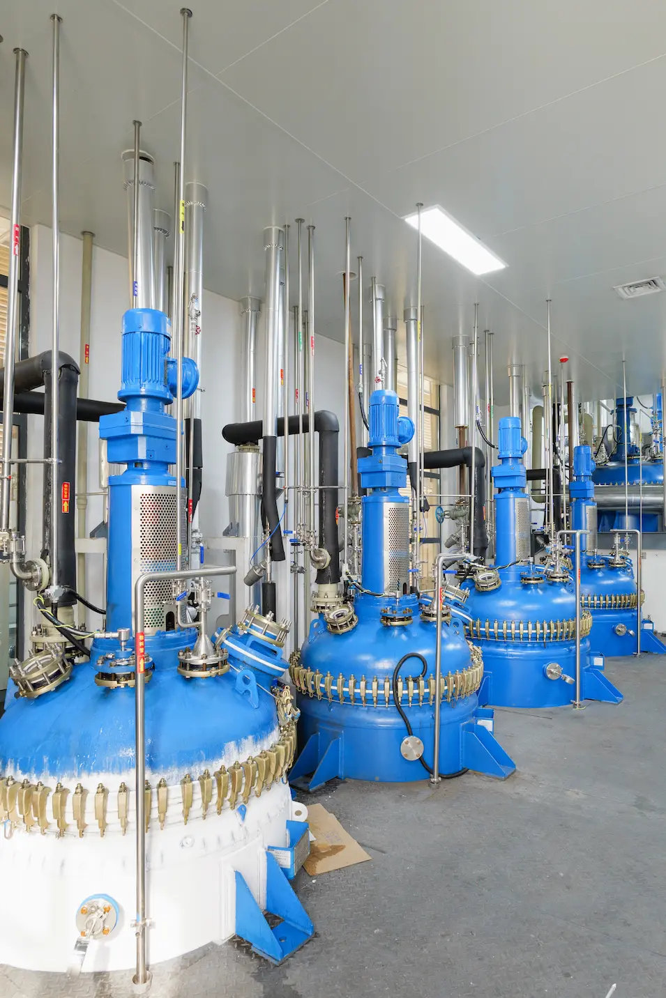 Sterile filling and finishing cleanroom at JYMed Peptide’s Shenzhen FDF facility with advanced isolators and automated production line.