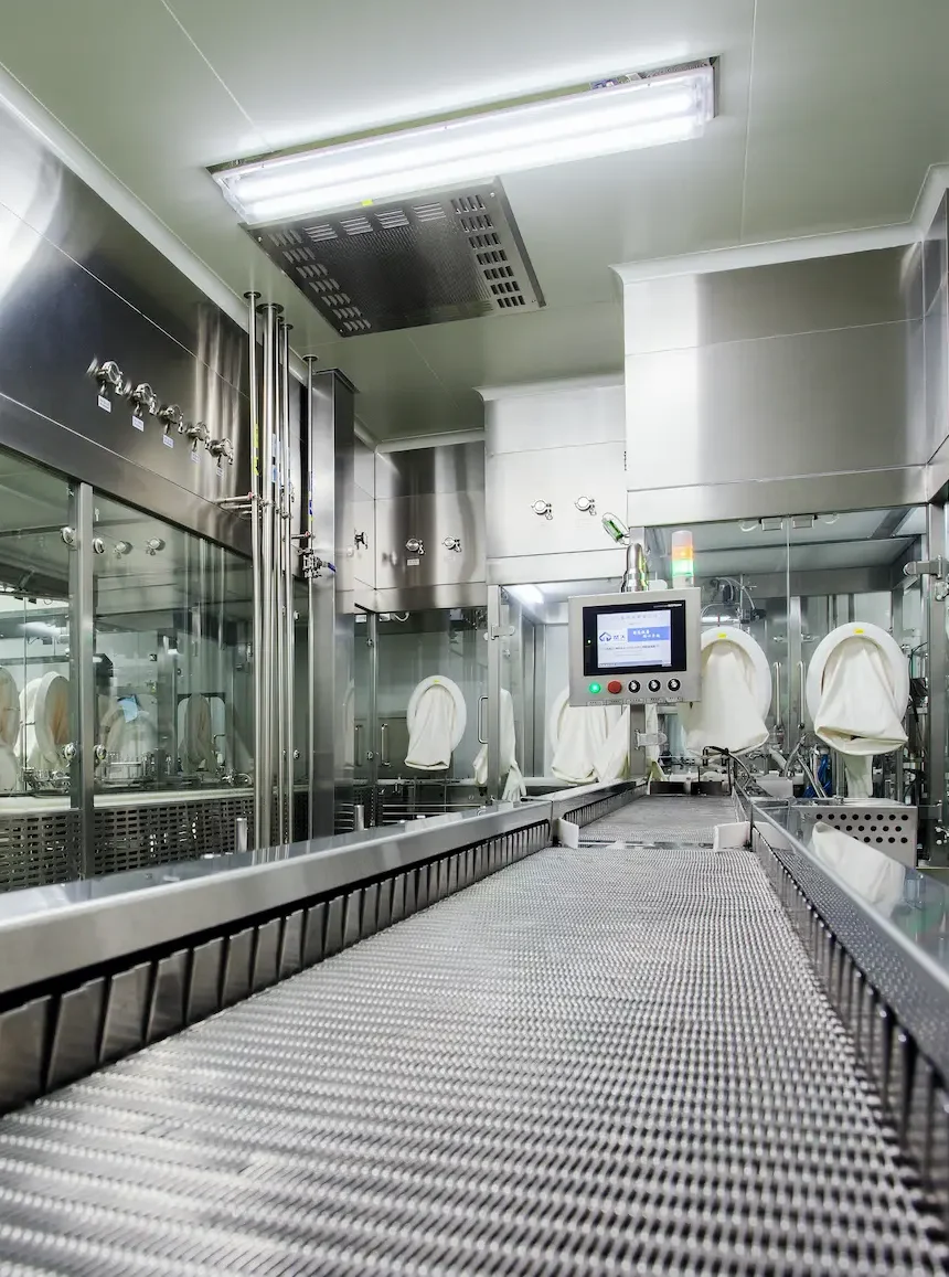 Sterile filling and finishing cleanroom at JYMed Peptide’s Shenzhen FDF facility with advanced isolators and automated production line.