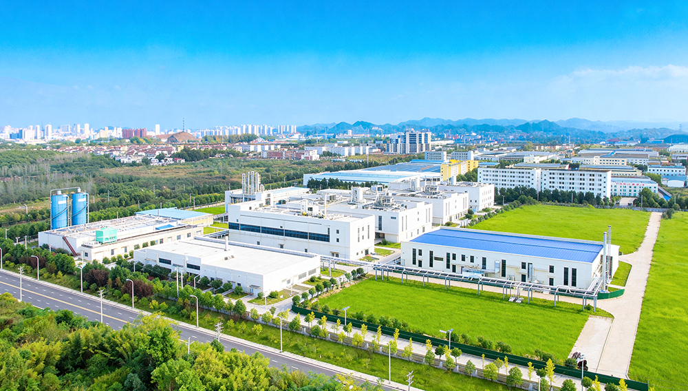 湖北工厂-新图07 Aerial view of JYMedtech’s large-scale peptide manufacturing facility in Hubei, China, featuring GMP-compliant buildings and surrounding green infrastructure.